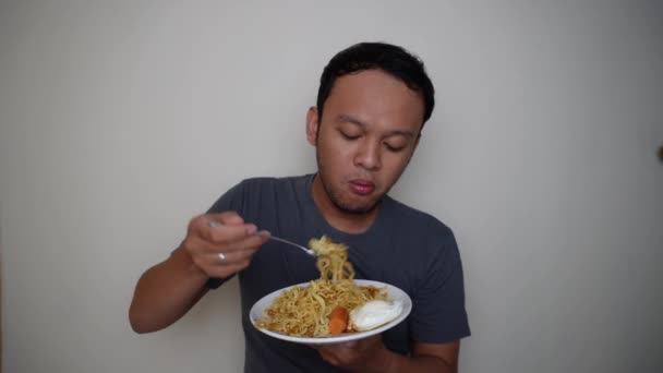 Ung Asiatisk Man Äter Nudlar Med Glada Och Upphetsade Uttryck — Stockvideo