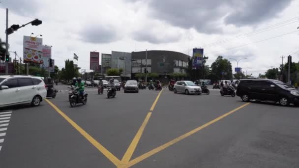 Autó Kereszteződés Forgalom Piros Zöld Fény Yogykarta Indonézia 2022 November — Stock videók