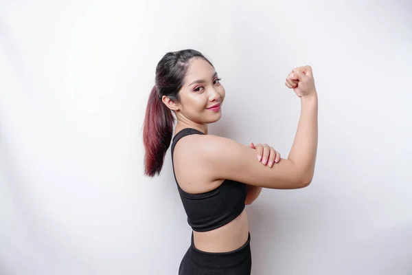 身穿运动服的兴奋的亚洲女运动员举起双臂 骄傲地微笑着 表现出强烈的动作 — 图库照片