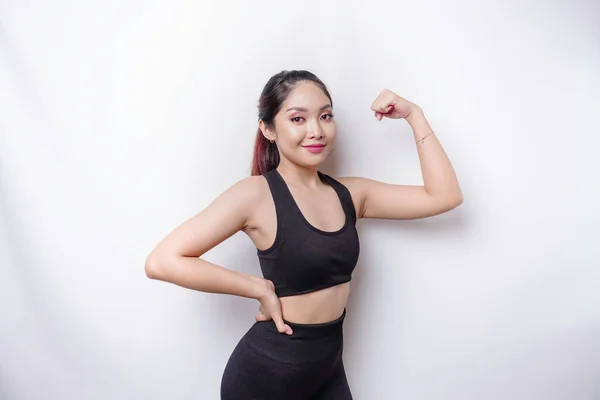 身穿运动服的兴奋的亚洲女运动员举起双臂 骄傲地微笑着 表现出强烈的动作 — 图库照片
