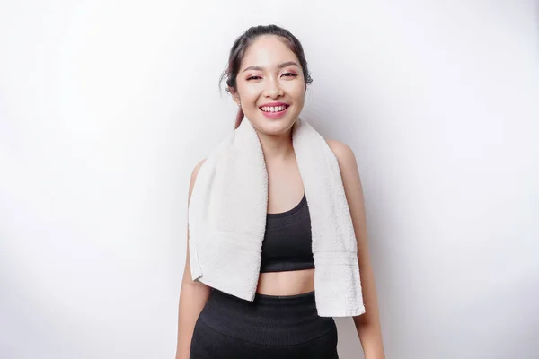 Sportiva Donna Asiatica Posa Con Asciugamano Sulla Spalla Stanca Dopo — Foto Stock