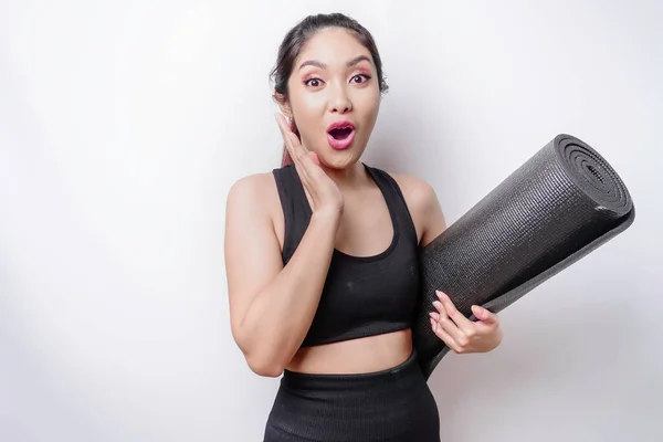 Scioccato Sportivo Donna Asiatica Indossa Abbigliamento Sportivo Possesso Yoga Mat — Foto Stock