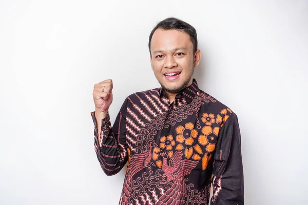Vzrušený Asijský Muž Batikové Košili Ukazuje Kopírovací Prostor Vedle Něj — Stock fotografie