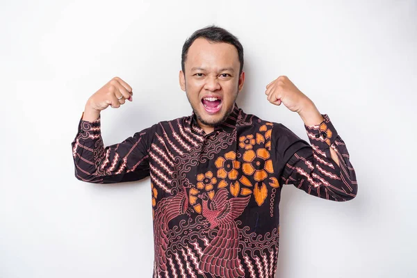 Homme Asiatique Excité Portant Une Chemise Batik Montrant Geste Fort — Photo