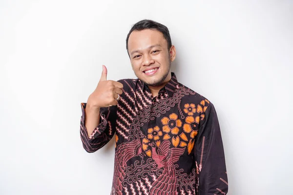 Vzrušený Asijský Muž Nosí Batik Košili Dává Palce Nahoru Gesto — Stock fotografie