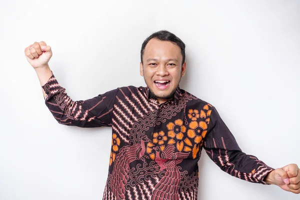 Mladý Asijský Muž Šťastný Úspěšný Výraz Sobě Batik Košile Izolované — Stock fotografie
