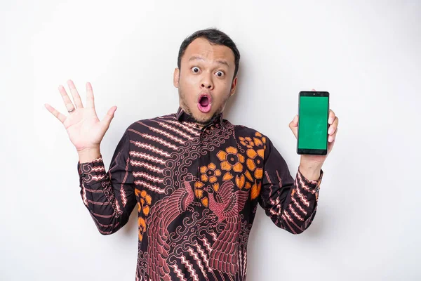 Choqué Homme Asiatique Portant Chemise Batik Montrant Écran Vert Sur — Photo