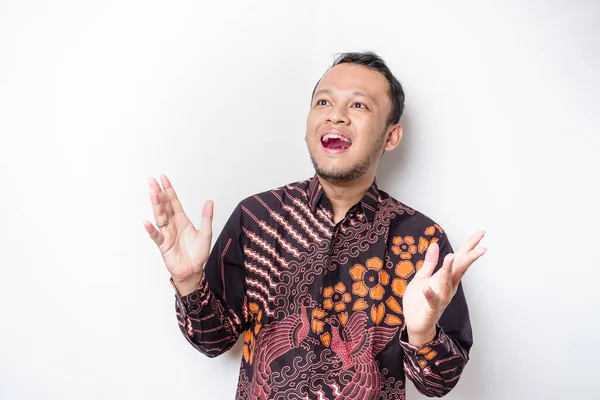 Šokovaný Indonéský Muž Batikové Košili Vzhlíží Izolovaný Bílým Pozadím — Stock fotografie