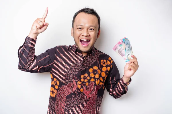 Surpris Homme Asiatique Portant Chemise Batik Pointant Vers Espace Copie — Photo