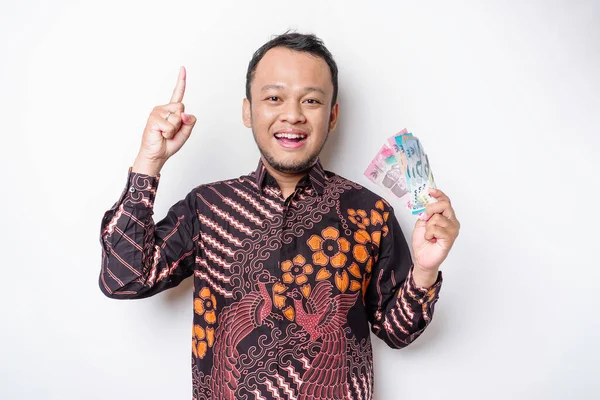 Jeune Homme Asiatique Heureux Porte Une Chemise Batik Pointant Vers — Photo