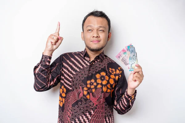 Šťastný Mladý Asiat Sobě Batikové Tričko Ukazuje Kopírovací Prostor Něm — Stock fotografie