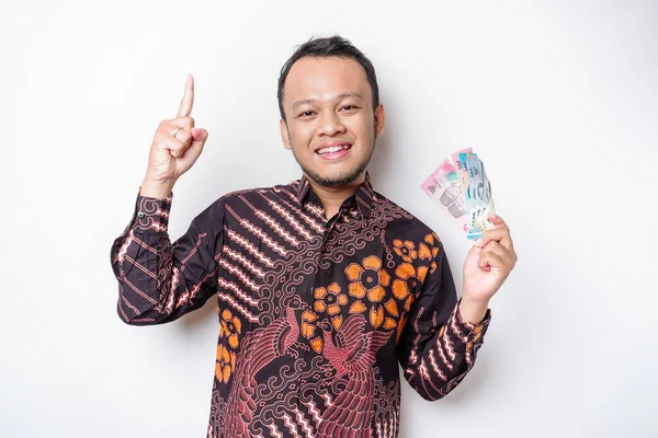 Šťastný Mladý Asiat Sobě Batikové Tričko Ukazuje Kopírovací Prostor Něm — Stock fotografie