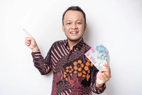Jeune Homme Asiatique Heureux Porte Une Chemise Batik Pointant Vers — Photo
