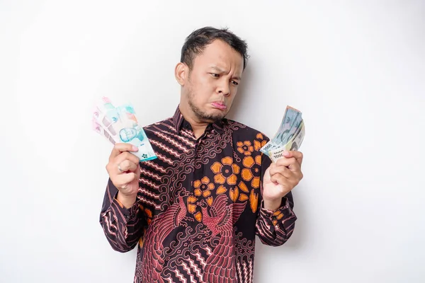 Jeune Homme Asiatique Confus Porte Une Chemise Batik Détient Argent — Photo