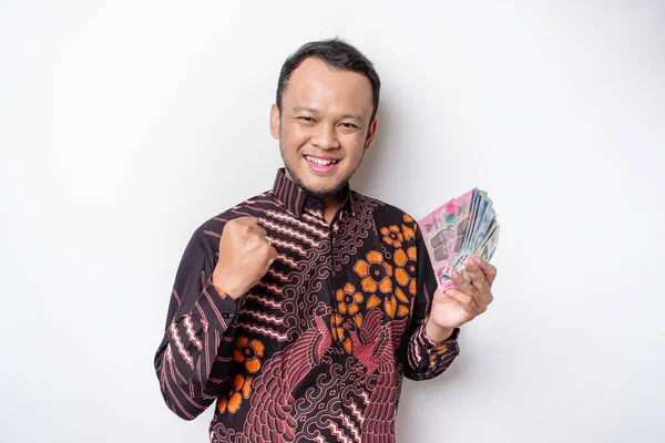 Jeune Homme Asiatique Heureux Porte Une Chemise Batik Détient Argent — Photo