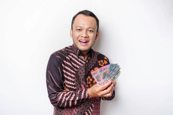 Šťastný Mladý Asijský Muž Sobě Batik Košile Držení Peněz Hotovosti — Stock fotografie