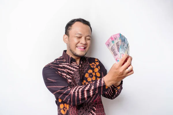 Šťastný Mladý Asijský Muž Sobě Batik Košile Držení Peněz Hotovosti — Stock fotografie