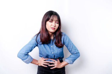 Hasta genç bir kadının el ele tutuşmasının fotoğrafı beyaz arka planda izole edilmiş bir acıdan muzdarip.