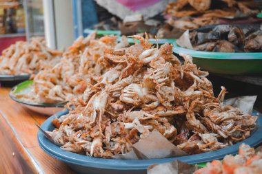 Bir porsiyon kızarmış yengeç, geleneksel ve ünlü bir sokak