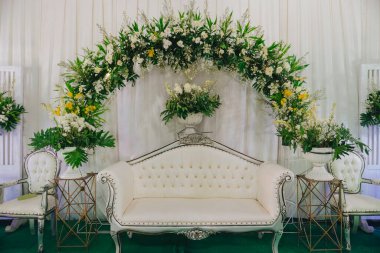 Bir sürü taze çiçekle Java düğünü için hazırlanmış ev dekorasyonu..