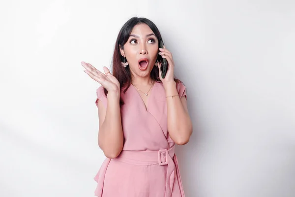 Shocked Asian Woman Dressed Pink Holding Her Phone Isolated White — ストック写真