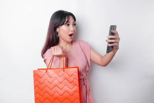 Young Beautiful Asian Woman Standing Surprised Holding Online Shopping Bag — Zdjęcie stockowe