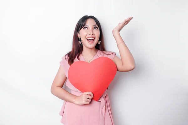 Retrato Uma Mulher Asiática Sorridente Segurando Grande Símbolo Coração Vermelho — Fotografia de Stock