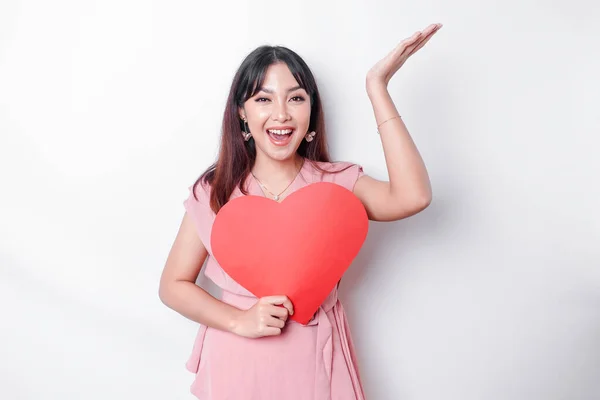 Retrato Uma Mulher Asiática Sorridente Segurando Grande Símbolo Coração Vermelho — Fotografia de Stock