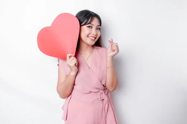 Uma Jovem Mulher Asiática Feliz Vestindo Uma Blusa Rosa Sente — Fotografia de Stock