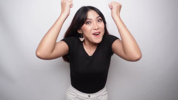 Šťastný Vzrušený Usmívající Mladý Asiat Zvedá Ruku Aby Oslavil Úspěch — Stock video