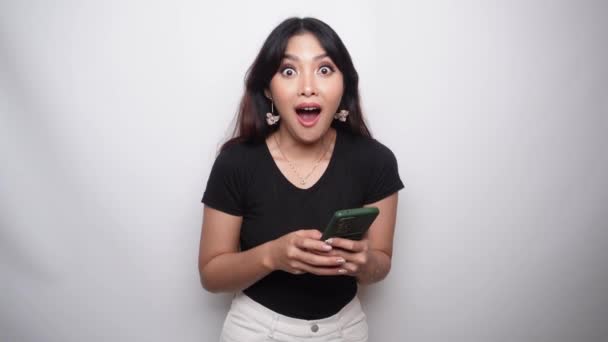Portrét Šťastné Asijské Ženy Oblečené Černé Košili Drží Svůj Telefon — Stock video