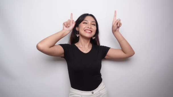 Spännande Asiatisk Kvinna Klädd Svart Skjorta Pekar Kopieringsutrymmet Ovanpå Henne — Stockvideo
