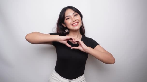 Asiatiska Vackra Leende Flicka Visar Kärlek Tecken Med Handen Isolerad — Stockvideo