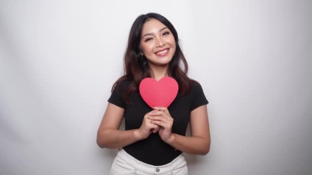Щаслива Дівчина Азії Одягнена Чорну Сорочку Відчуває Романтичний Жест Серця — стокове відео