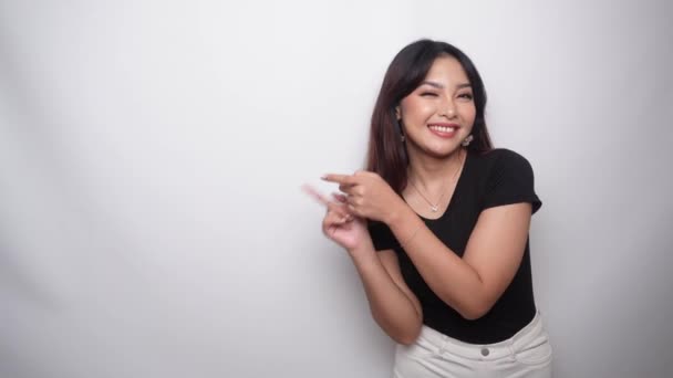 Spännande Asiatisk Kvinna Klädd Svart Skjorta Pekar Kopian Utrymme Bredvid — Stockvideo