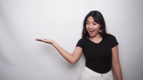 Spännande Asiatisk Kvinna Klädd Svart Skjorta Pekar Kopian Utrymme Bredvid — Stockvideo