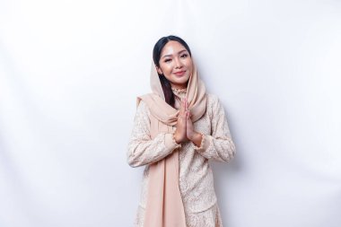 Mübarek bayramını selamlayan tesettürlü güzel bir Asyalı Müslüman kadının portresi