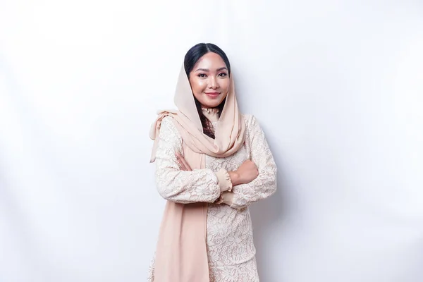自信に満ちた笑顔の肖像白い背景の上に孤立したカメラを見て 腕を組んで立ってヒジャーブを身に着けているアジアのイスラム教徒の女性 — ストック写真