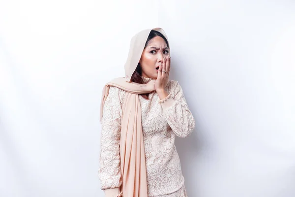 衝撃的なアジアのイスラム教徒の女性身に着けているヒジャーブとともに彼女の口を大きく開きます 白い背景によって隔離 — ストック写真