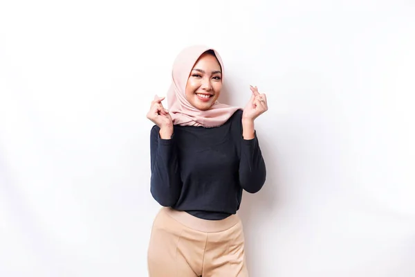 Happy Young Asian Woman Wearing Hijab Feels Romantic Shapes Heart — ストック写真
