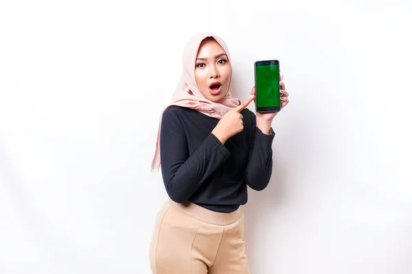 Shocked Asian Woman Wearing Hijab Showing Copy Space Her Phone — Stock Photo, Image