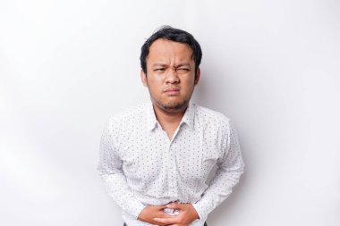 Hasta bir gencin el ele tutuşup çektiği acı beyaz arka planda izole edilmiş.