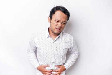 Hasta bir gencin el ele tutuşup çektiği acı beyaz arka planda izole edilmiş.