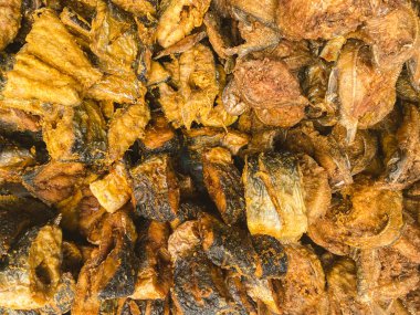 Bir sepet kızarmış yayın balığının yakın plan portresi.