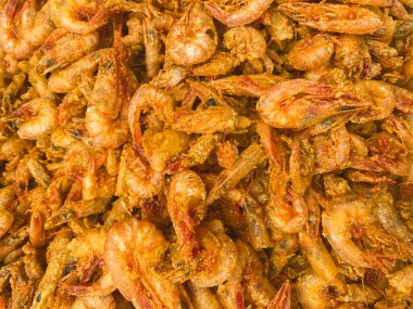 Bir sepet kızarmış karidesin yakın plan portresi.