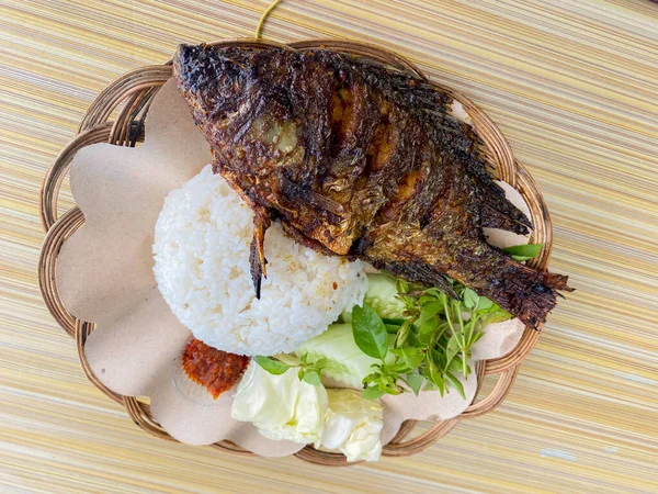Портрет Жареной Попугайской Рыбы Рисом Овощами Лалалапаном Соусом Чили Самбалом — стоковое фото