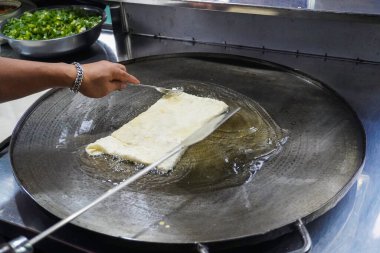 Martabak Telor 'u ya da sıcak yağda omlet martabak' ı kızartmak. Yumurta, et ve baharatla doldurulmuş tuzlu tavada kızartılmış hamur işi. Endonezya 'dan geleneksel yiyecek atıştırmalıkları.