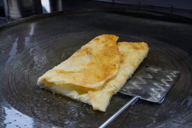 Martabak Telor 'u ya da sıcak yağda omlet martabak' ı kızartmak. Yumurta, et ve baharatla doldurulmuş tuzlu tavada kızartılmış hamur işi. Endonezya 'dan geleneksel yiyecek atıştırmalıkları.