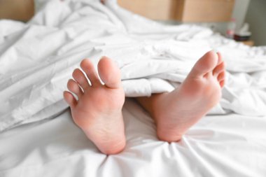 Evdeki yatakta çarşafın birkaç metre altında..