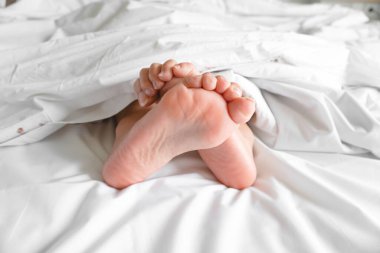 Evdeki yatakta çarşafın birkaç metre altında..